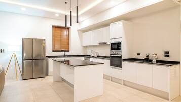 Vila, vista para o mar | Cozinha privada | Geladeira grande, micro-ondas, fogão, cooktop