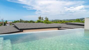 Piscina externa, espreguiçadeiras