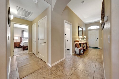 The 27th Street Retreat - 4BR w/ Yard - Sleeps 10