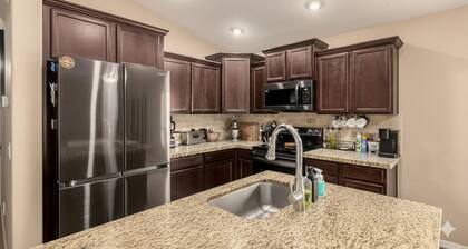 The 27th Street Retreat - 4BR w/ Yard - Sleeps 10