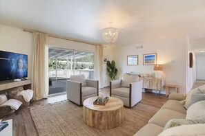 Smart TV, libros y estéreo