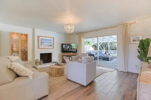 Smart TV, libros y estéreo