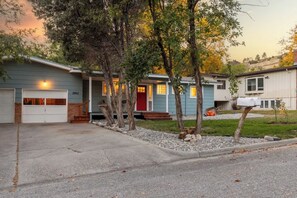 Exterior - 4 min to Hospitals |Modern Northside Haven (Billings)