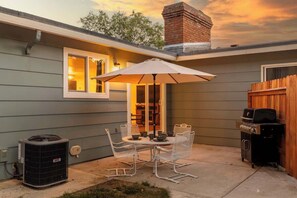 Outdoor dining - 4 min to Hospitals |Modern Northside Haven (Billings)