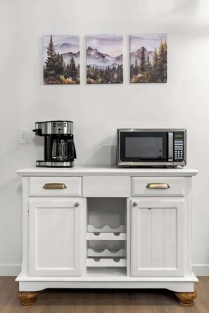 Interior - 4 min to Hospitals |Modern Northside Haven (Billings)