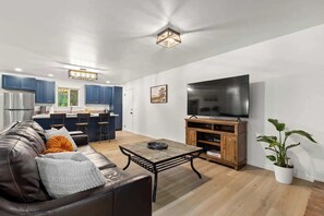 Smart TV - 4 min to Hospitals |Modern Northside Haven (Billings)