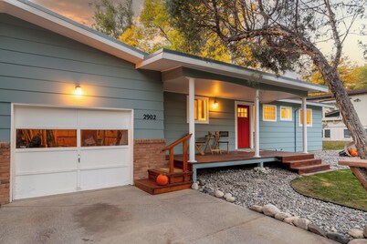 Mid-Century 2 Bedroom Bungalow Retreat - Minutes to Downtown & Hospitals