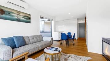Smart TV, fireplace