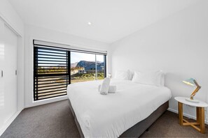 2 bedrooms, iron/ironing board, free WiFi, bed sheets - Modern Townhouse, Alpine Views, Close To Wanaka (Wānaka)