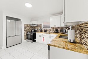 Kjøleskap, mikrobølgeovn, ovn og kokeplater