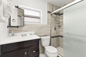 Douche, sèche-cheveux, serviettes fournies, savon