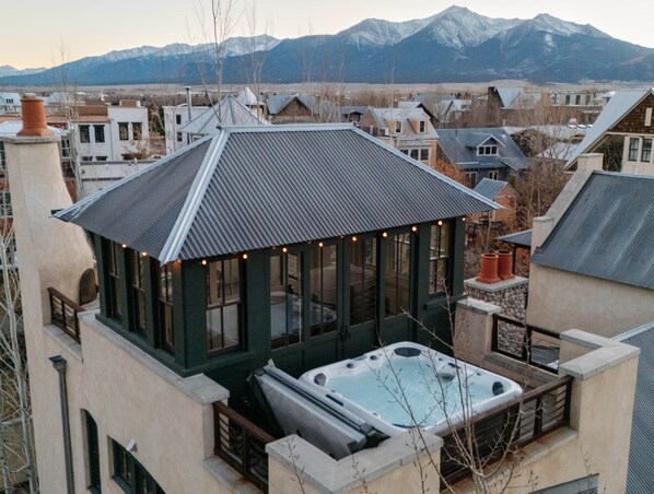 Outdoor spa tub - Aspen Courtyard Residence (Buena Vista)