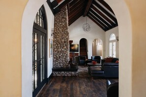 Interior - Aspen Courtyard Residence (Buena Vista)