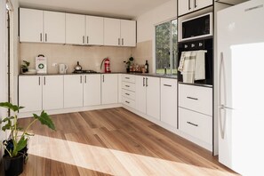 Een koelkast, een magnetron, een oven, een kookplaat