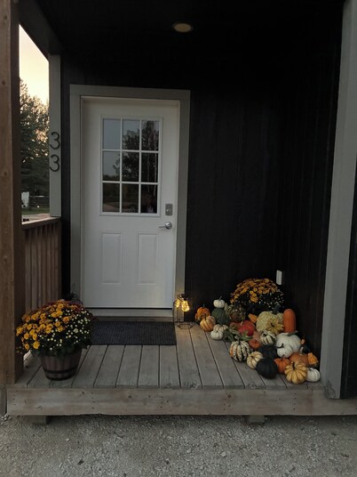 Waterfront 2 room cabin