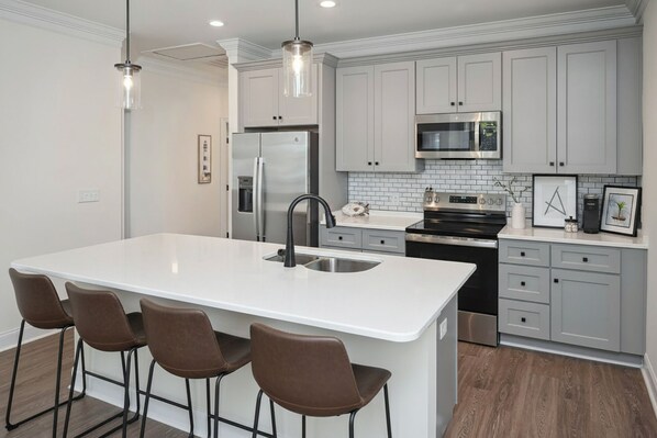 ثلاجة، ميكروويف، فرن، موقد طهي مسطح