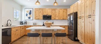 Sugar Mill Shore, 2 Kitchens, A/C, Modern Finishes