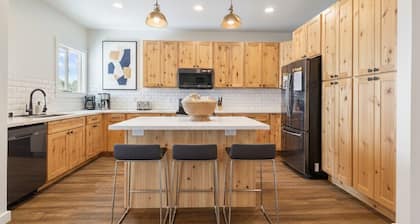 Sugar Mill Shore, 2 Kitchens, A/C, Modern Finishes