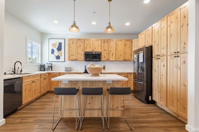 Sugar Mill Shore, 2 Kitchens, A/C, Modern Finishes