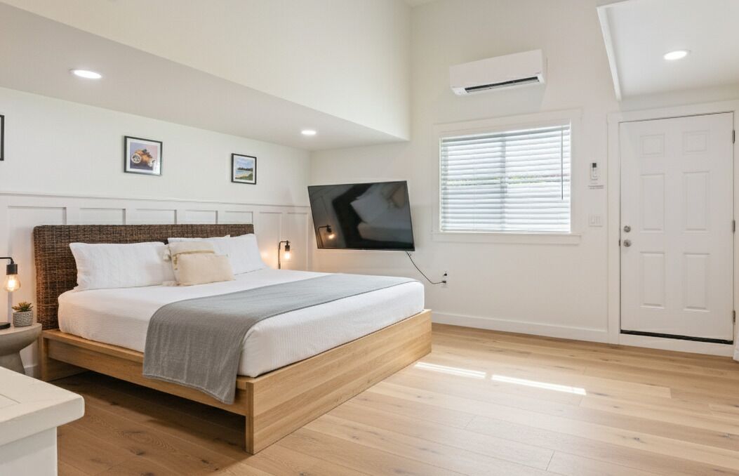 5 bedrooms, desk, iron/ironing board, travel crib