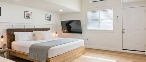 5 chambres, bureau, fer et planche à repasser, lit parapluie