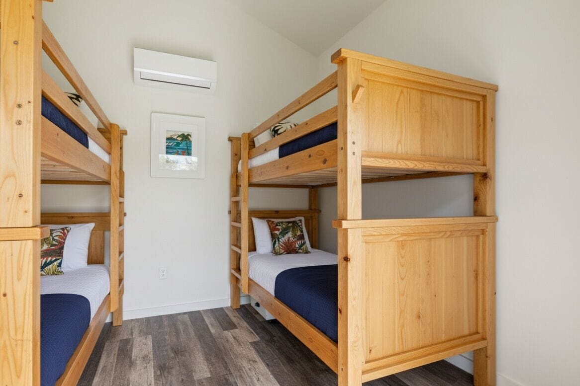 5 bedrooms, desk, iron/ironing board, travel crib