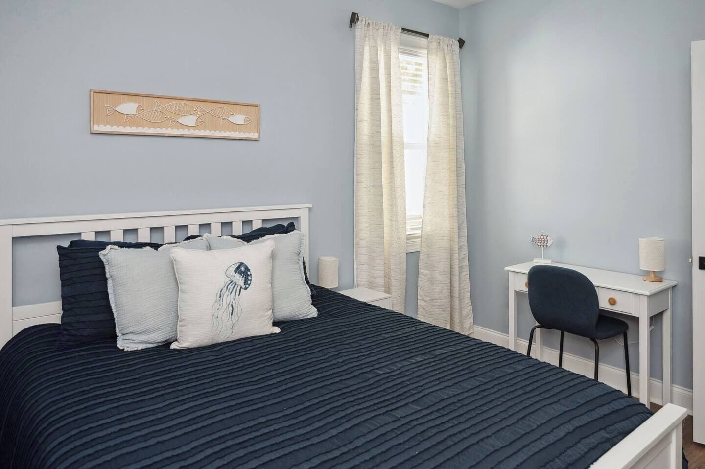 5 bedrooms, desk, iron/ironing board, travel crib