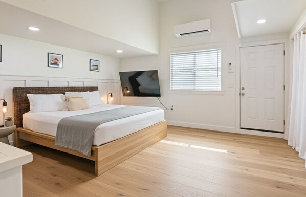 5 bedrooms, desk, iron/ironing board, travel crib