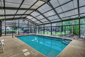 Una piscina cubierta, una piscina al aire libre