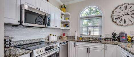 Køleskab, mikrobølgeovn, ovn, kogeplade