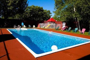 Seasonal outdoor pool - The Clansman Motel (North Sydney)