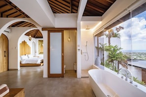 Luxury-Villa, eigener Pool, Meerblick | Badezimmer | Haartrockner, Handtücher, Seife, Shampoo