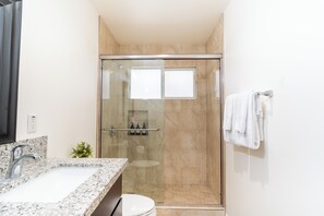 Regadera, secadora de cabello, toallas, jabón