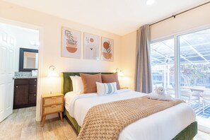 4 soverom, skrivebord, strykejern/-brett og reiseseng for barn