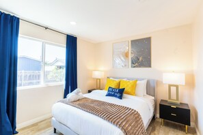 4 habitaciones, escritorio y tabla de planchar con plancha