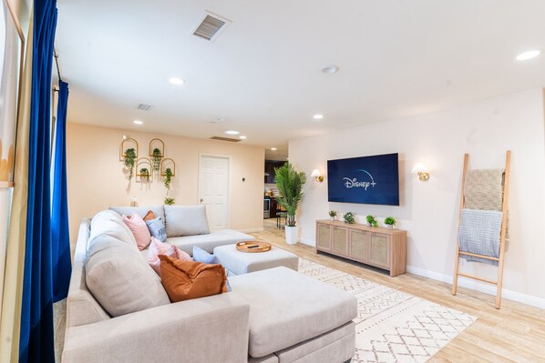 Smart TV, futbolito y tenis de mesa