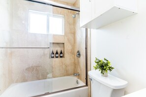 Dusche, Haartrockner, Handtücher, Seife
