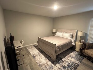 3 室のベッドルーム、セーフティボックス (室内)、デスク、アイロン / アイロン台