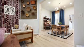 Een televisie en een stereo