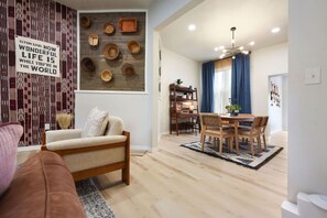 TV, stereo - HostWise Stays - Firepit | Sauna | Driveway | Hammock | King Beds (Pittsburgh)