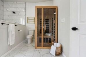 Hair dryer - HostWise Stays - Firepit | Sauna | Driveway | Hammock | King Beds (Pittsburgh)