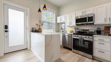 Een koelkast, een magnetron, een oven, een kookplaat