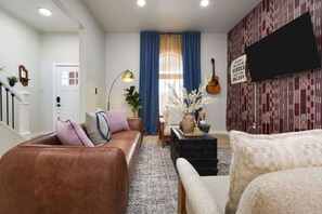 TV, stereo - HostWise Stays - Firepit | Sauna | Driveway | Hammock | King Beds (Pittsburgh)