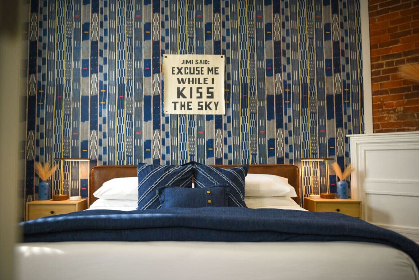 Tabla de planchar con plancha, cuna de viaje, wifi y ropa de cama 