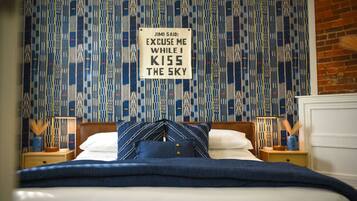 Tabla de planchar con plancha, cuna de viaje, wifi y ropa de cama