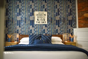 Tabla de planchar con plancha, cuna de viaje, wifi y ropa de cama 