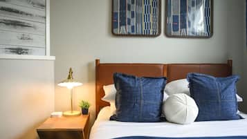 Een strijkplank/strijkijzer, reisbedje, wifi, beddengoed