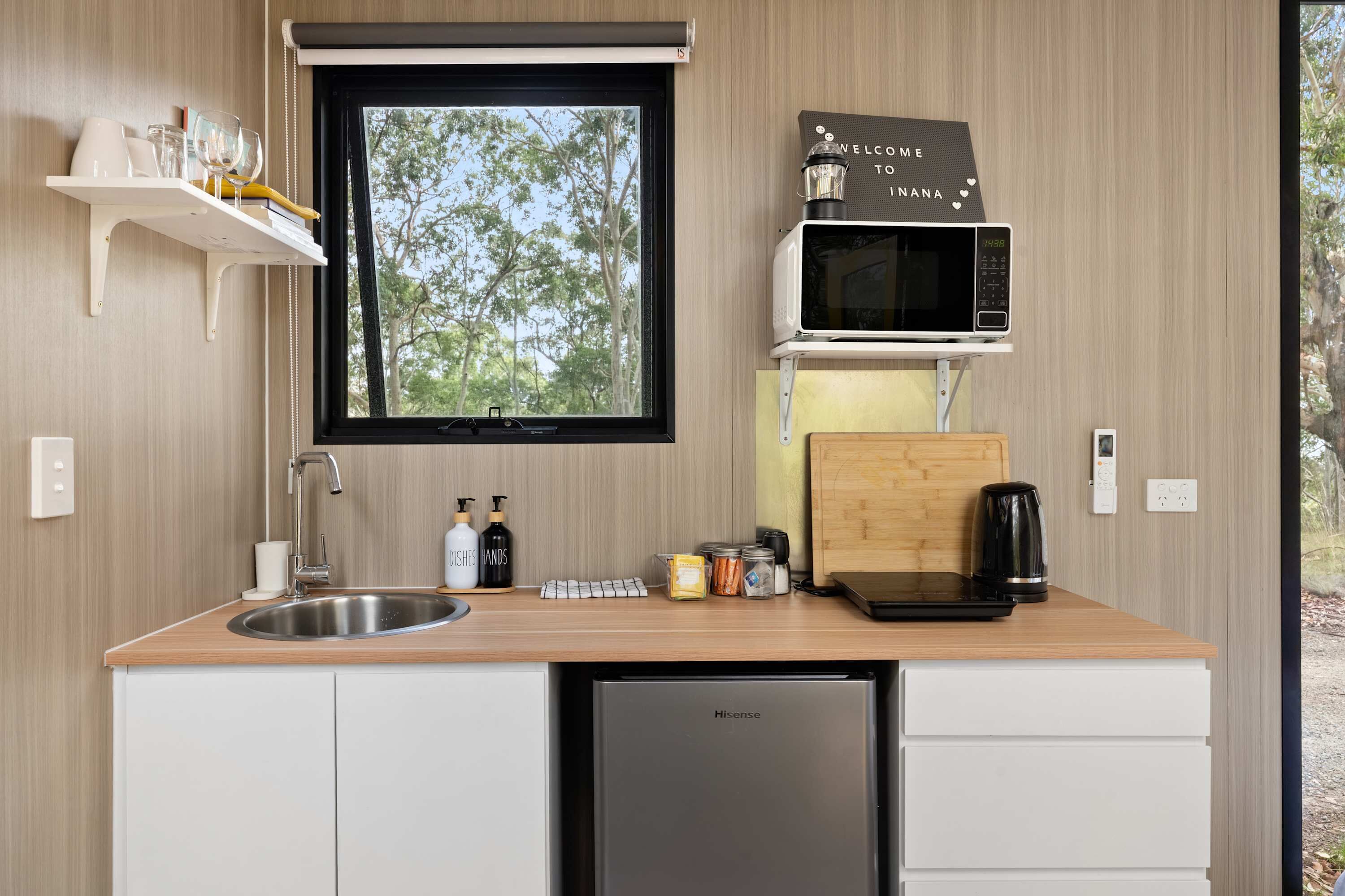 Jääkaappi, mikroaaltouuni, liesi, leivänpaahdin