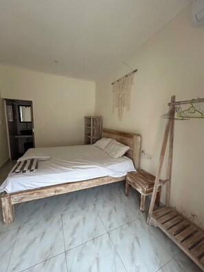 Quarto casal standard | Individualmente mobiliados, escrivaninha