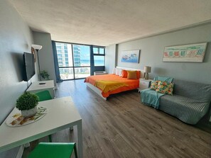 Tabla de planchar con plancha, wifi gratis y ropa de cama 